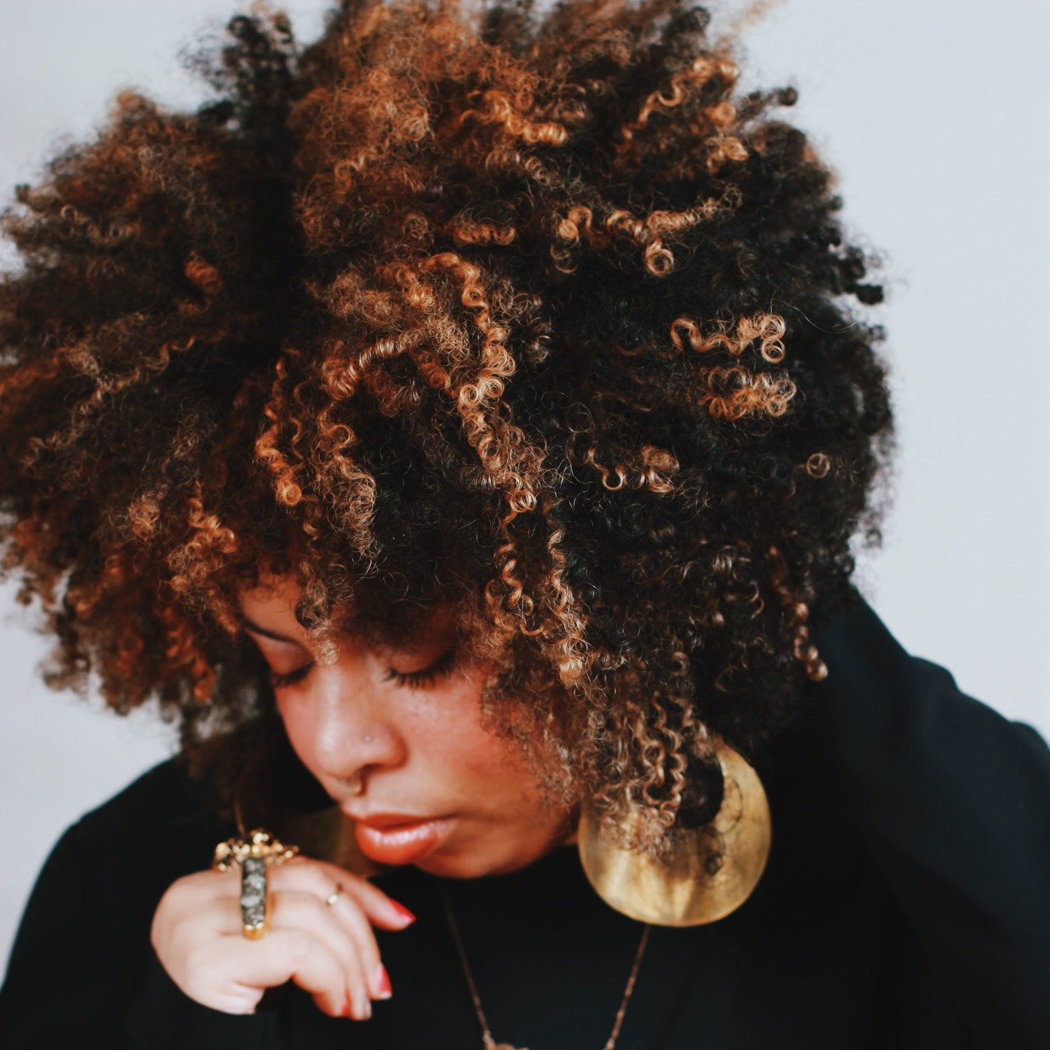 Porträt einer Person, die nach unten schaut