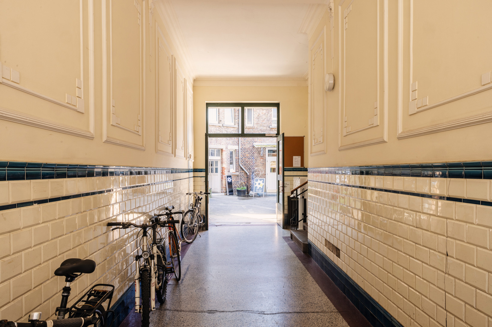 Flur in den Hinterhof