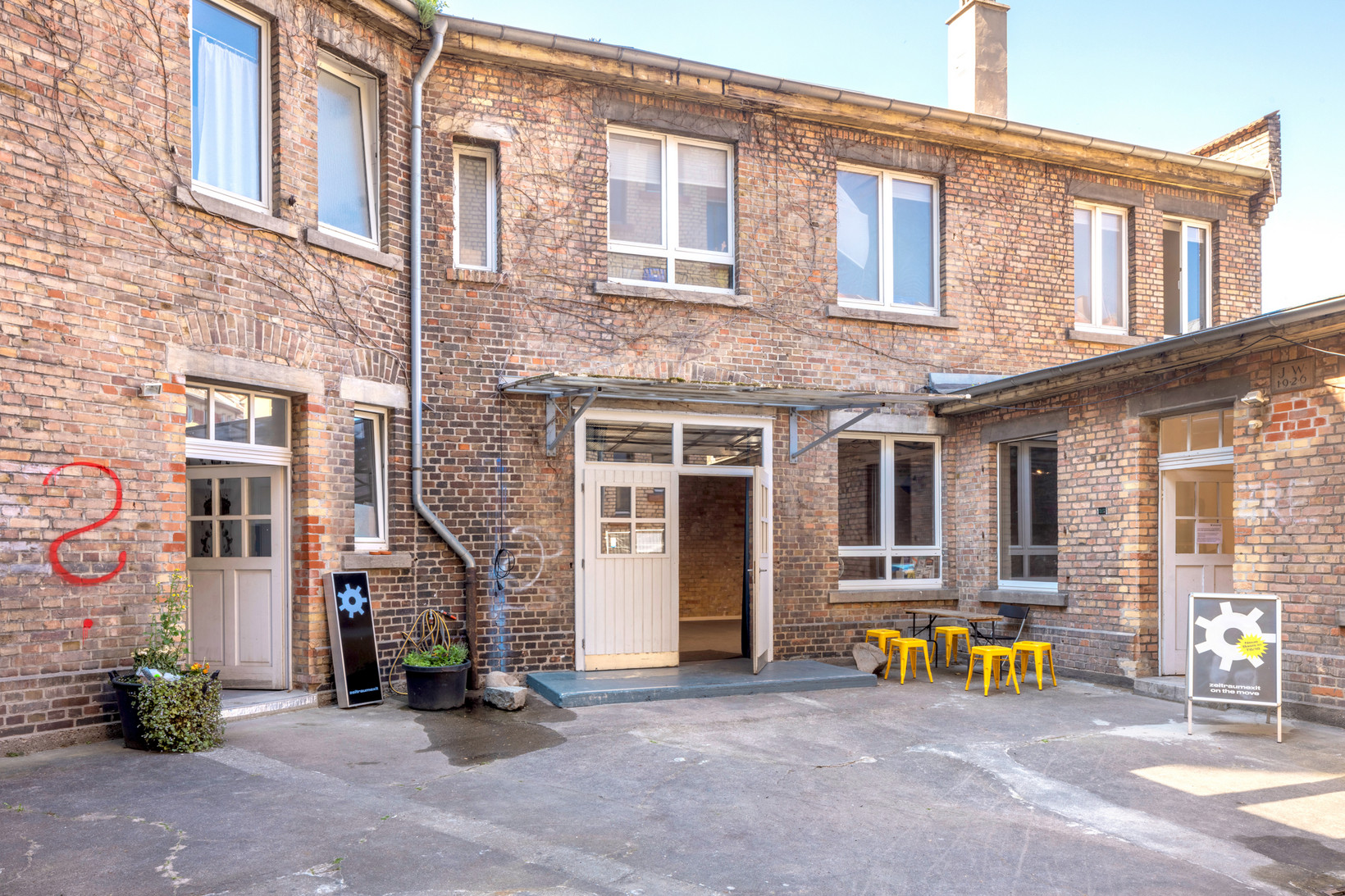 zeitraumexit Hof mit Eingang zum Veranstaltungsraum