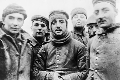 Historisches Bild von Soldaten, die in die Kamera schauen