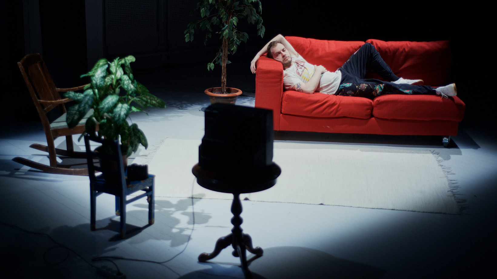 Person liegt auf einem Sofa