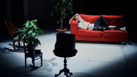 Person liegt auf einer Couch