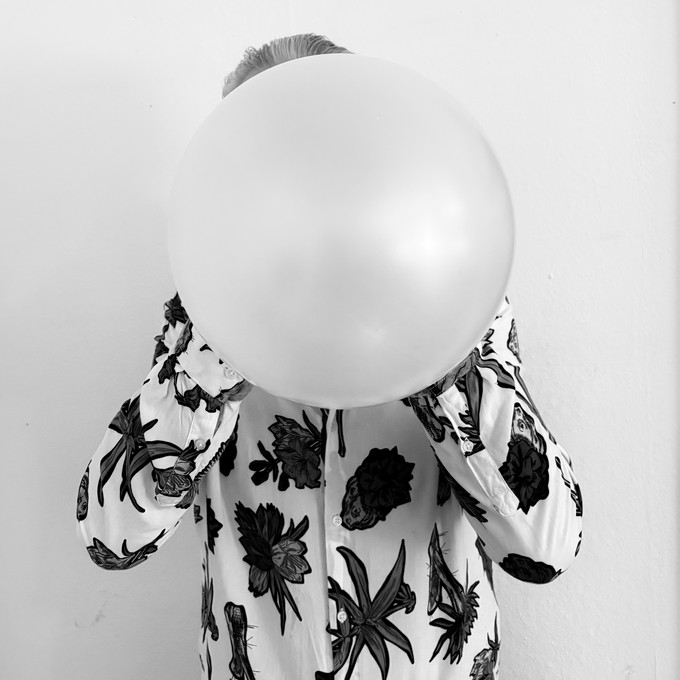 Person bläst einen Ballon auf