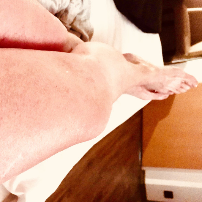 Beine, die ausgestreckt auf einer Liege liegen