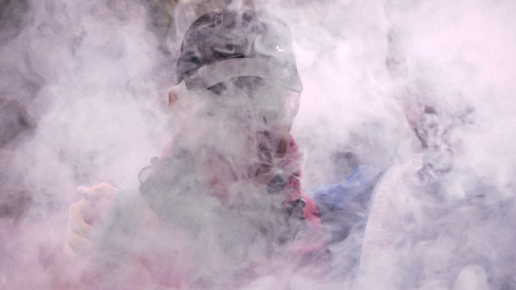 Zwei Personen stehen im Nebel einer Nebelmaschine. Es sind nur die Umrisse zu erkennen