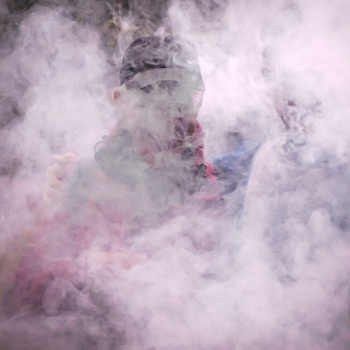 Person im Nebel einer Nebenmaschine. Nur die Umrisse sind zu erkennen. 