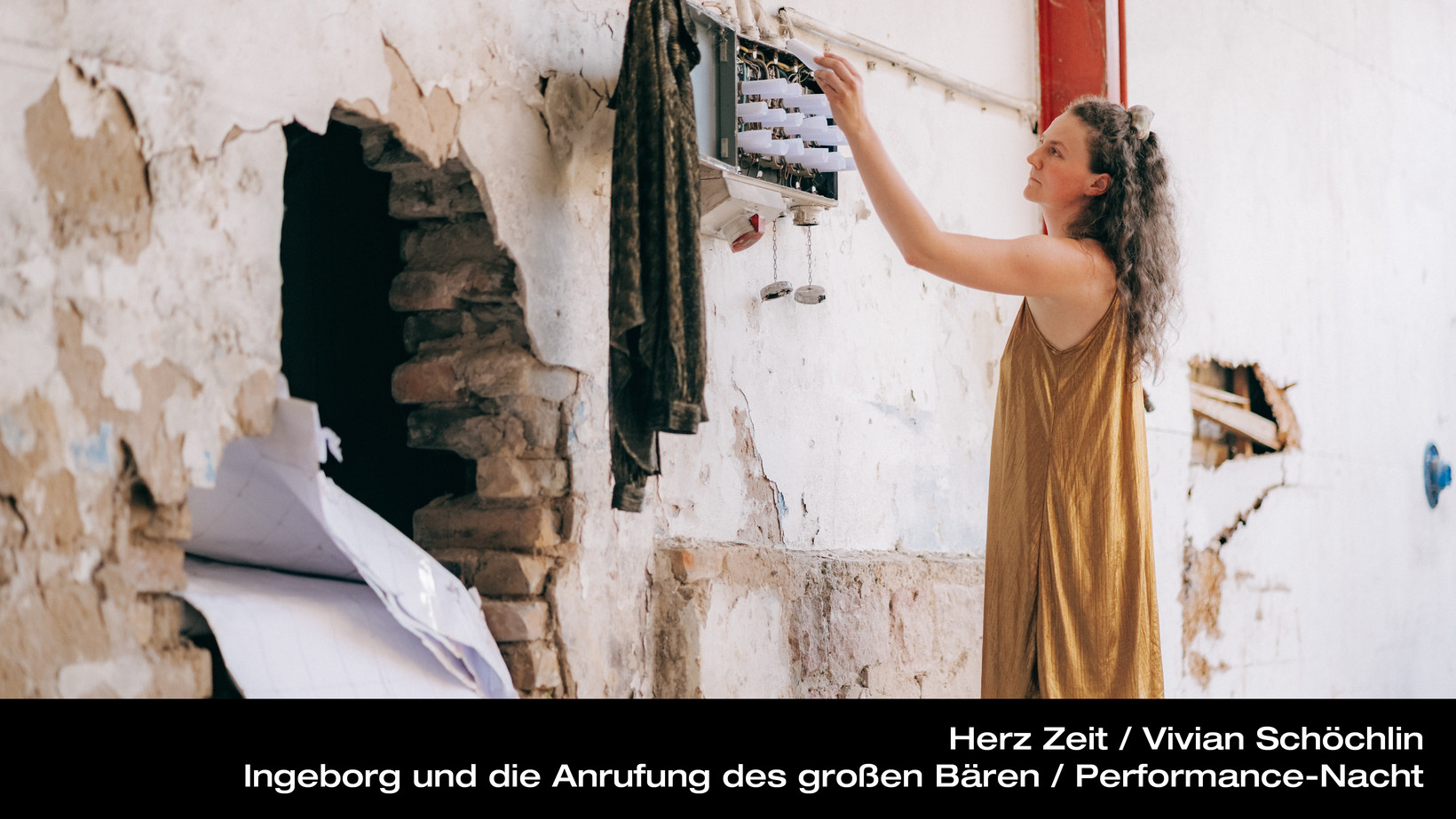 Person steht vor einer Wand mit einem Loch