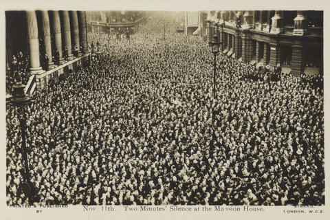 Historisches Foto eines großen Platzes, der mit Menschen gefüllt ist.