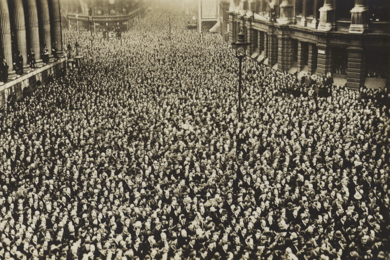 Historisches Foto eines Platzes voll mit Menschen