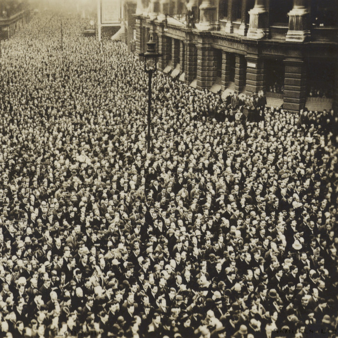 Historisches Foto von einem Platz voller Menschen