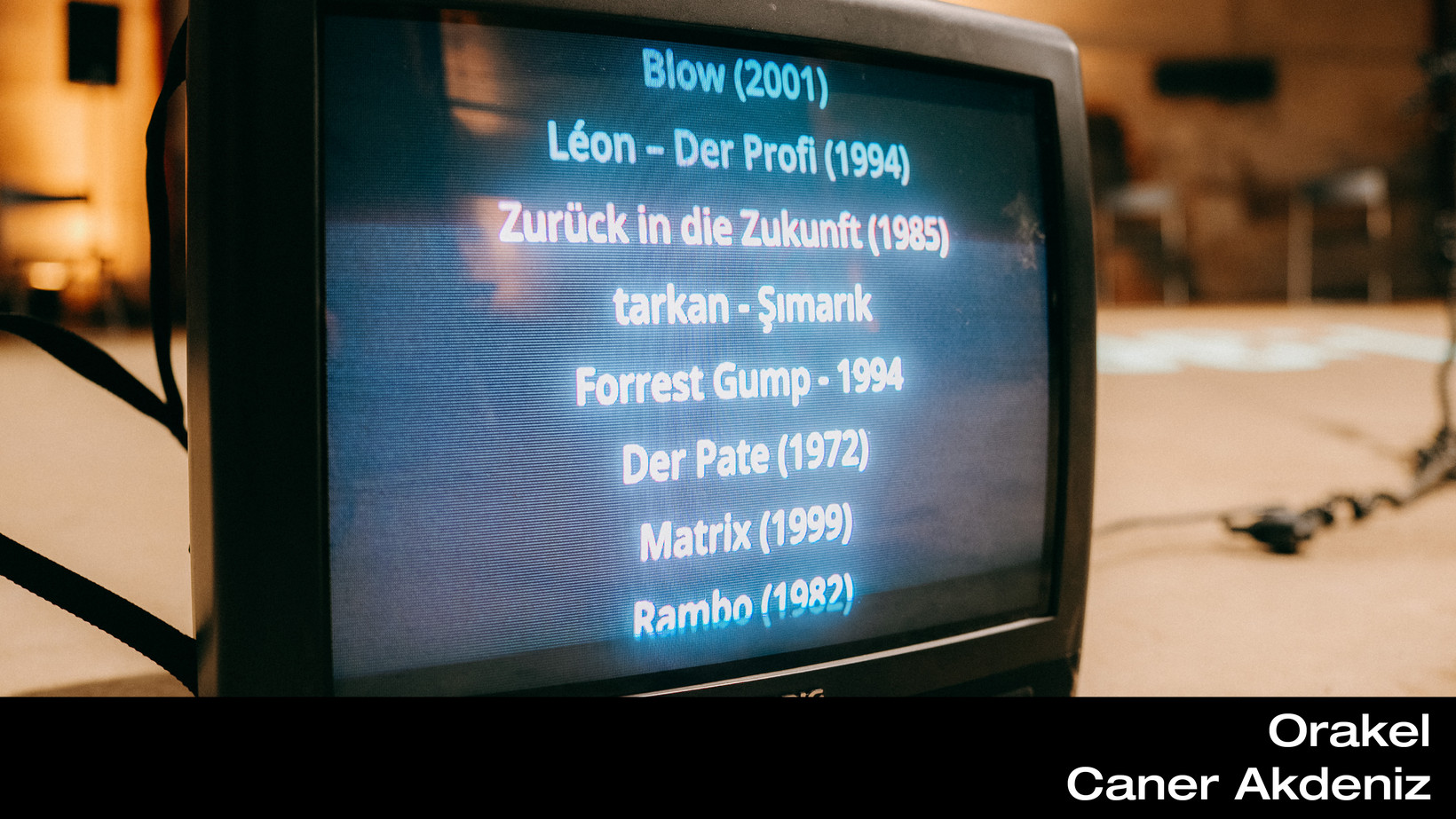 Alter Röhrenfernseher, auf dem einige Filmtitel zu lesen sind.