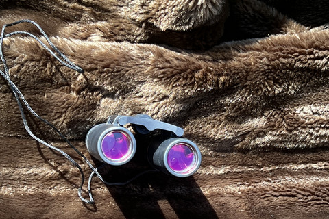 Fernglas, das auf einem Pelz liegt