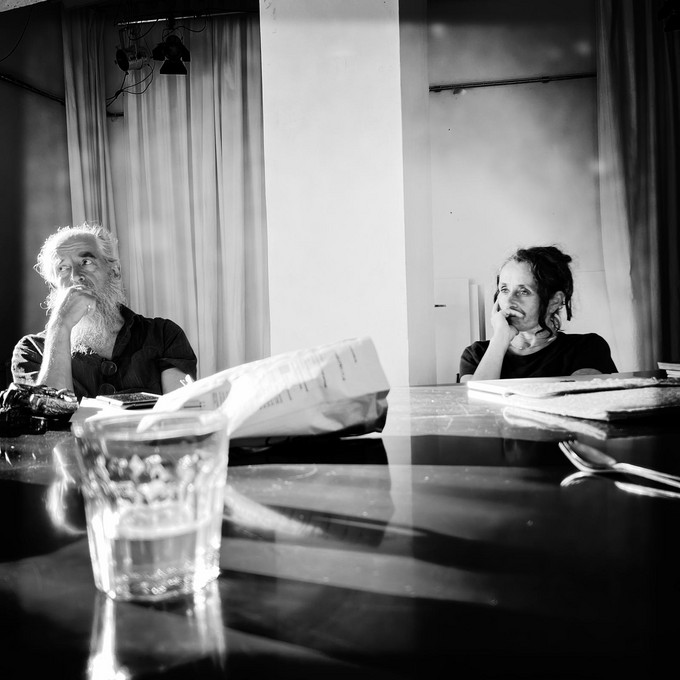 Zwei Personen sitzen an einem Tisch und schauen überlegend nach vorne