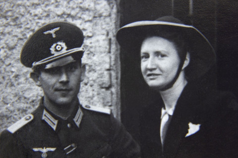 Historisches Bild eines Mannes in Uniform und einer Frau in Zivilkleidung.