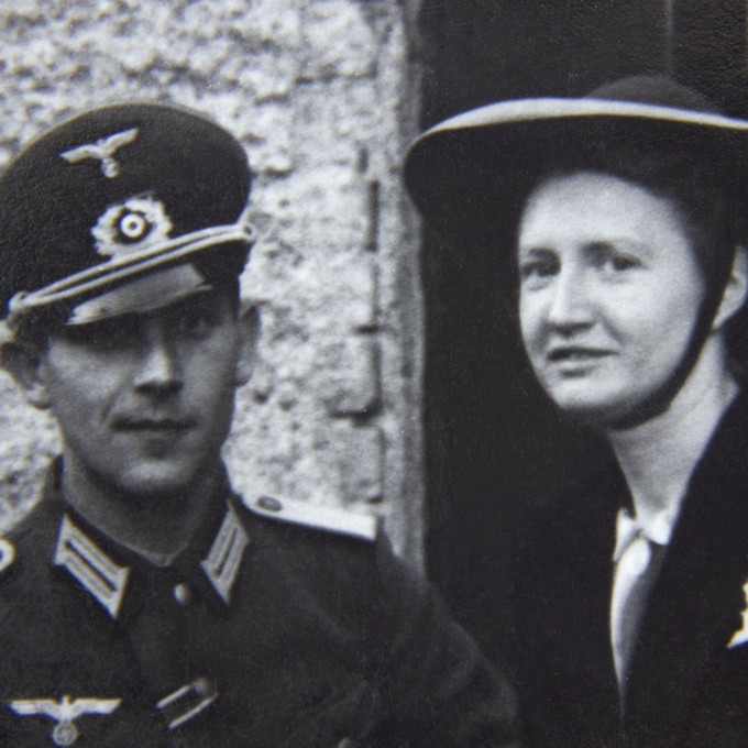 Historisches Foto eines Mannes in Uniform und einer Frau mit Hut