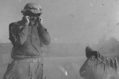 Historisches Bild eines Soldaten, der sich die Ohren zuhält