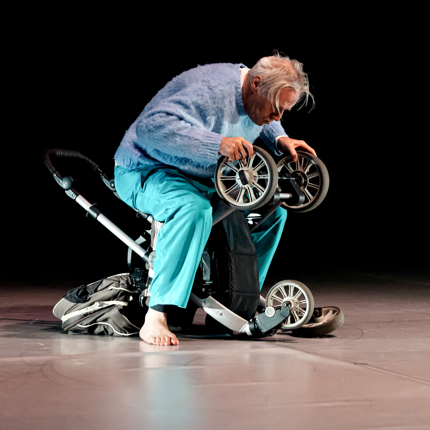 Person kämpft mit einem Kinderwagen