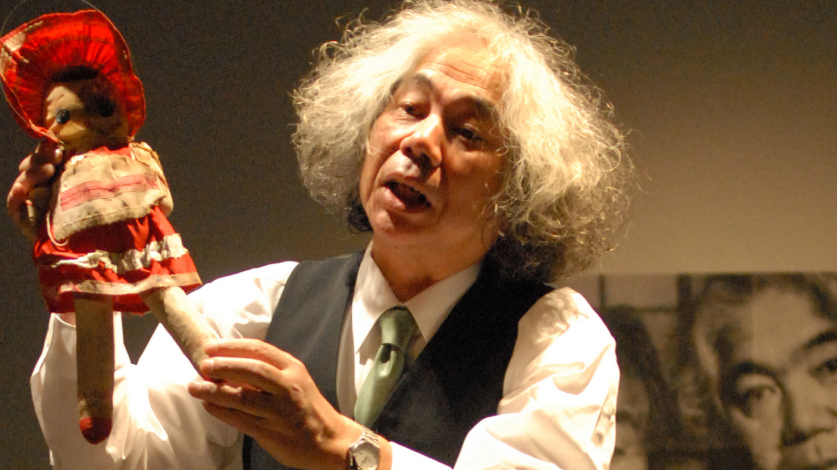 Person hält eine Puppe