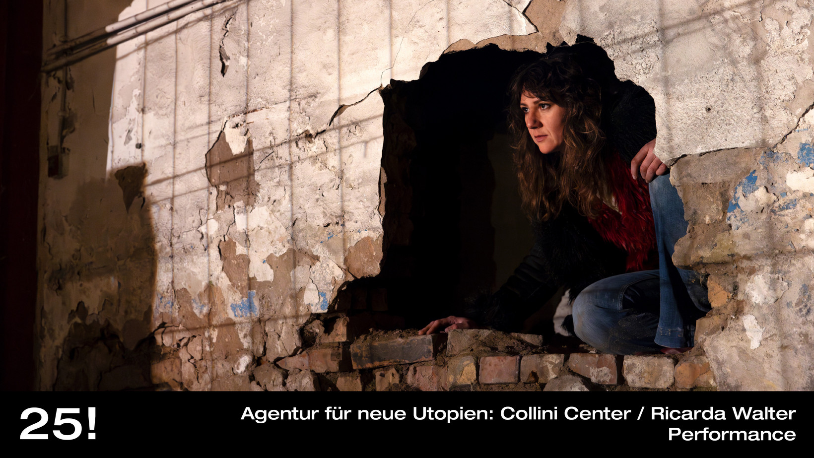 Person kommt aus einem Loch in einer Wand